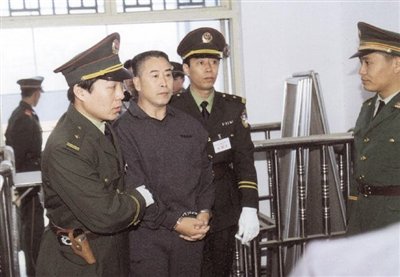 2000年9月30日，河南商丘，胡萬(wàn)林被法警押上法庭。