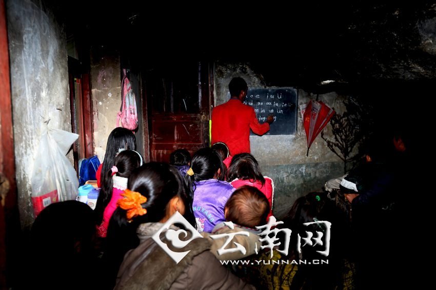 由于受到當(dāng)?shù)厝似缫?，大鍋圈的孩子們沒(méi)有外出求學(xué)的機(jī)會(huì)，只能在這樣的簡(jiǎn)易房里學(xué)習(xí)