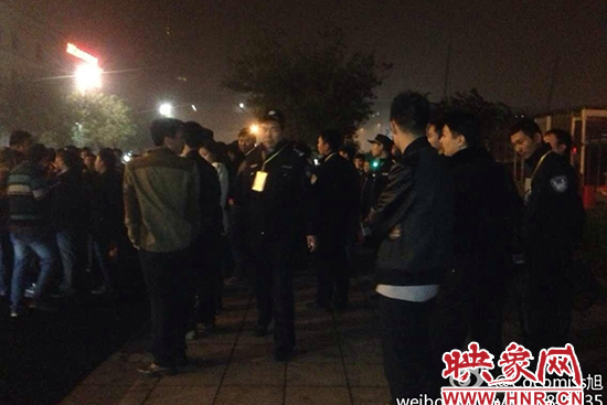 11月1日深夜，鄭州鄭東新區(qū)夜總會(huì)“皇家一號(hào)”被查處。網(wǎng)友供圖