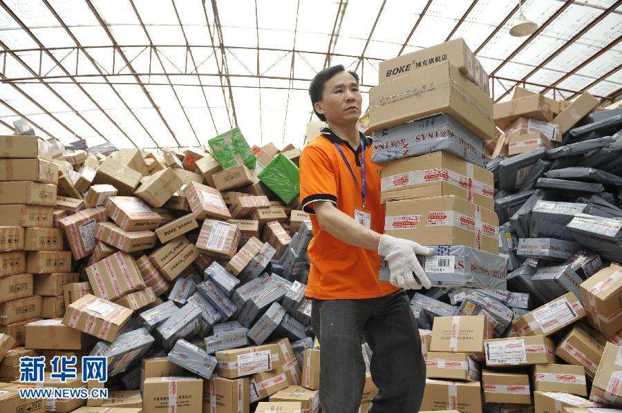 　11月11日，在圓通公司廣州一處分揀站，工作人員加緊處理堆積如山的快件。