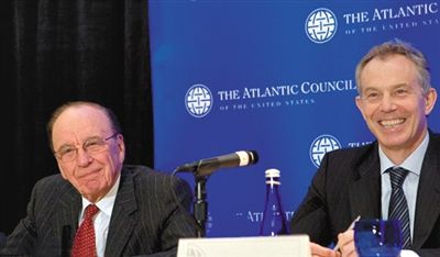 2008年，布萊爾與默多克在美國參加一國際會議。