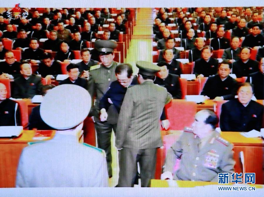 張成澤在12月8日勞動(dòng)黨中央政治局?jǐn)U大會(huì)議現(xiàn)場(chǎng)被帶走。