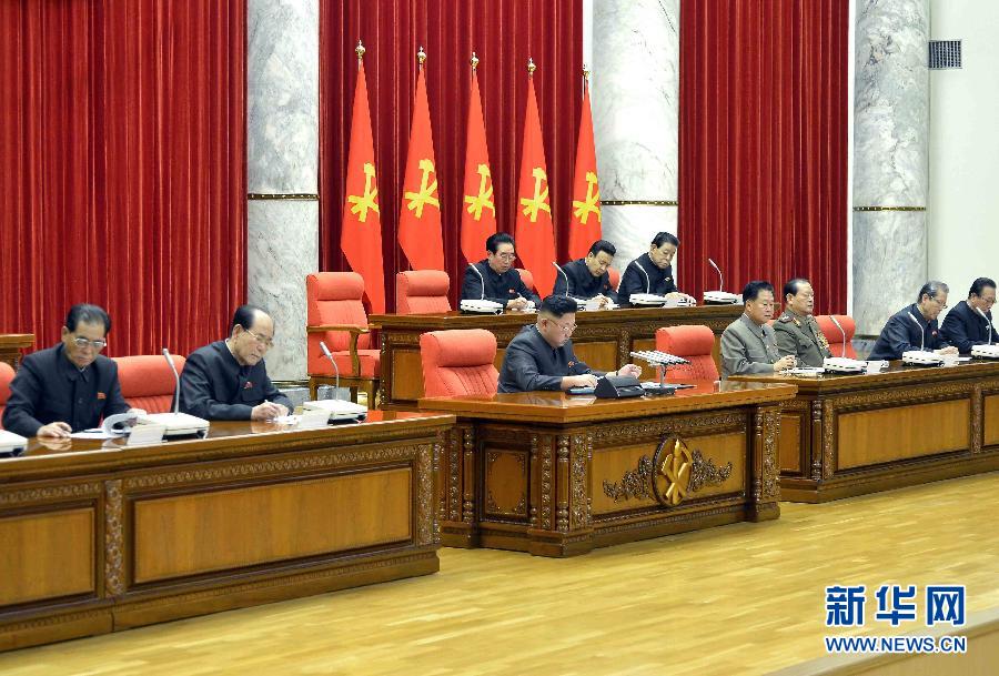 12月8日，在朝鮮平壤，朝鮮勞動(dòng)黨第一書記金正恩（前排中）出席并指導(dǎo)朝鮮勞動(dòng)黨中央政治局?jǐn)U大會(huì)議。