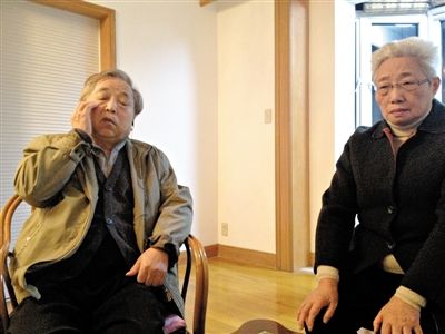 前晚，年過七旬的劉光嘉及妻子向記者講述強(qiáng)拆經(jīng)過。