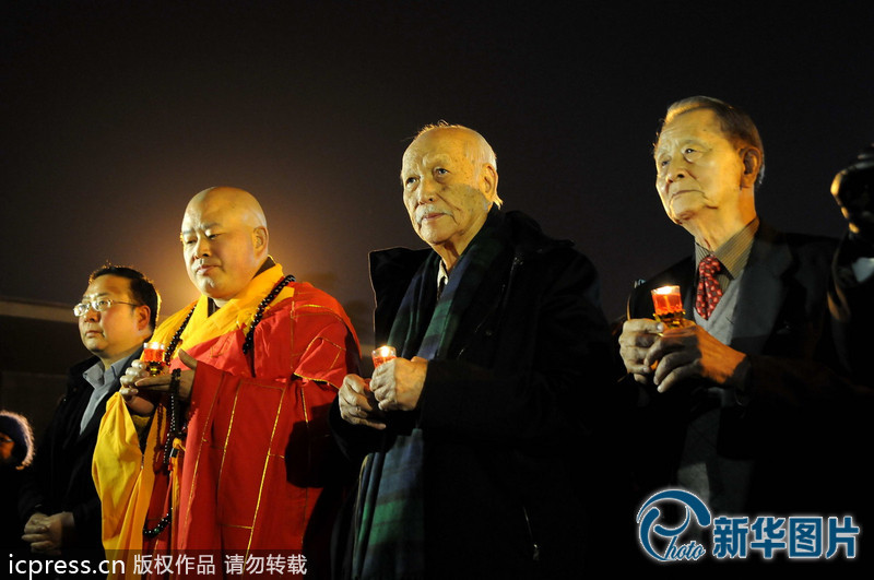 “為南京大屠殺遇難者守靈儀式暨和平燭光祭”活動在侵華日軍南京大屠殺遇難同胞紀(jì)念館祭場舉行。