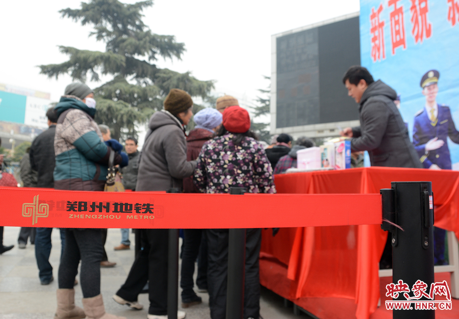 鄭州地鐵進社區(qū)活動在紫荊山廣場舉行 鄭州地鐵進社區(qū)活動在紫荊山廣場舉行