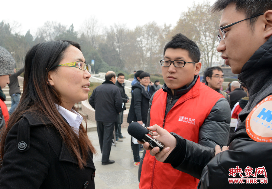 活動現(xiàn)場映象網(wǎng)記者和新聞廣播記者采訪地鐵相關負責人 活動現(xiàn)場映象網(wǎng)記者和新聞廣播記者采訪地鐵相關負責人