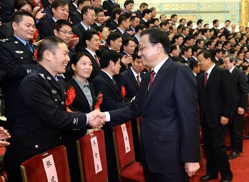 楊華民獲評全國“人民滿意的公務員” 李克強表彰接見 楊華民獲評全國“人民滿意的公務員” 李克強表彰接見