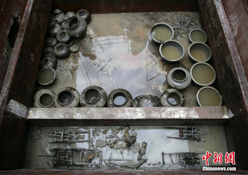 圖為漢墓群發(fā)掘現(xiàn)場出土了大量珍貴文物。