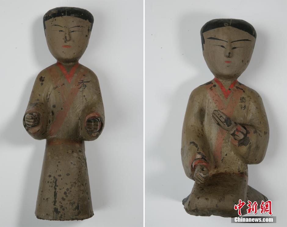 圖為出土的彩繪木俑。