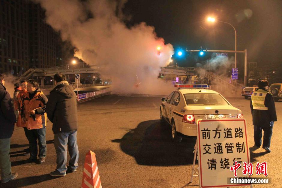 北京東單路口一地下熱力管道發(fā)生漏水事故 北京東單路口一地下熱力管道發(fā)生漏水事故