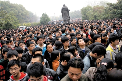 去年3月16日，武漢華中科技大學(xué)，“北約”、“華約”、“卓越”聯(lián)盟自主招生選拔考試湖北考點(diǎn)，考生等待進(jìn)場。 圖/CFP