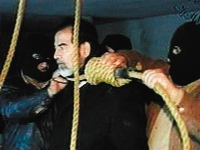 警衛(wèi)給薩達(dá)姆套上絞刑工具。