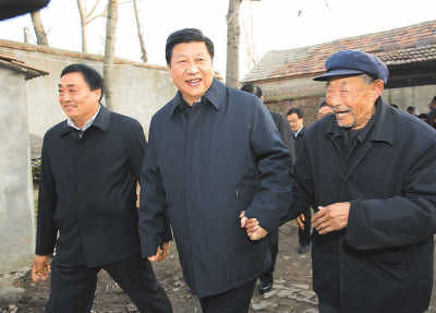11月25日，習近平在地處沂蒙老區(qū)的臨沭縣曹莊鎮(zhèn)朱村，親切地拉著83歲的“老支前”王克昌的手。