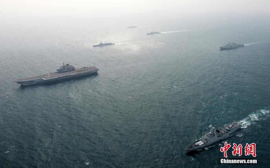 圖為遼寧艦與水面艦艇進(jìn)行協(xié)同訓(xùn)練。中新社發(fā) 胡鍇冰 攝