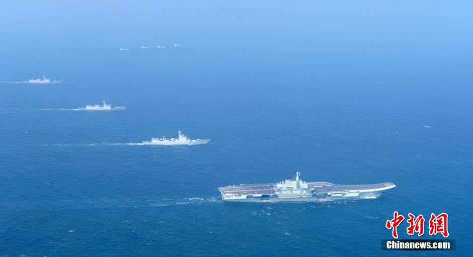 圖為遼寧艦與水面艦艇、飛機(jī)進(jìn)行協(xié)同訓(xùn)練。中新社發(fā) 胡鍇冰 攝