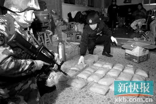 警方在村民家中搜獲大量冰毒。