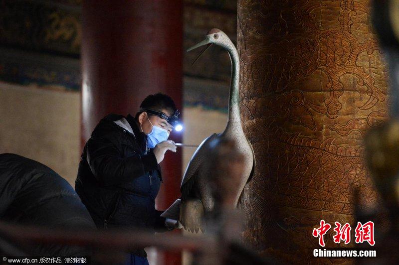 圖為工作人員使用軟毛刷除塵。