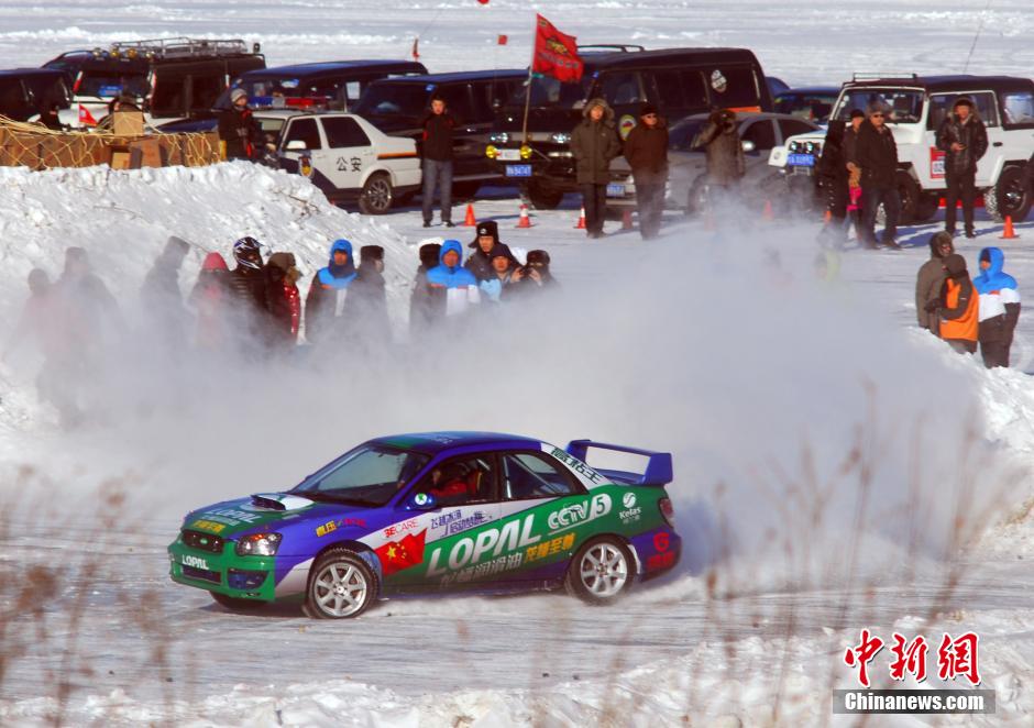 圖為參加“飛越冰河”大型體育極限運(yùn)動挑戰(zhàn)賽事的選手在冰封的黑龍江上進(jìn)行冰雪飛車漂移。中新社發(fā) 邱齊龍