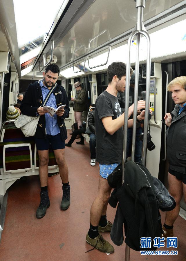 1月12日，在橫貫巴黎東西部的1號(hào)線地鐵車廂里，乘客只穿一條內(nèi)褲搭乘地鐵。