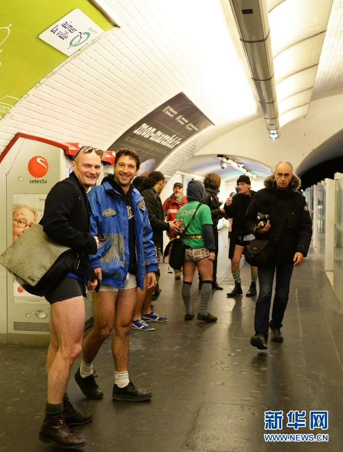 1月12日，在橫貫巴黎東西部的1號(hào)線地鐵車廂里，乘客只穿一條內(nèi)褲搭乘地鐵。