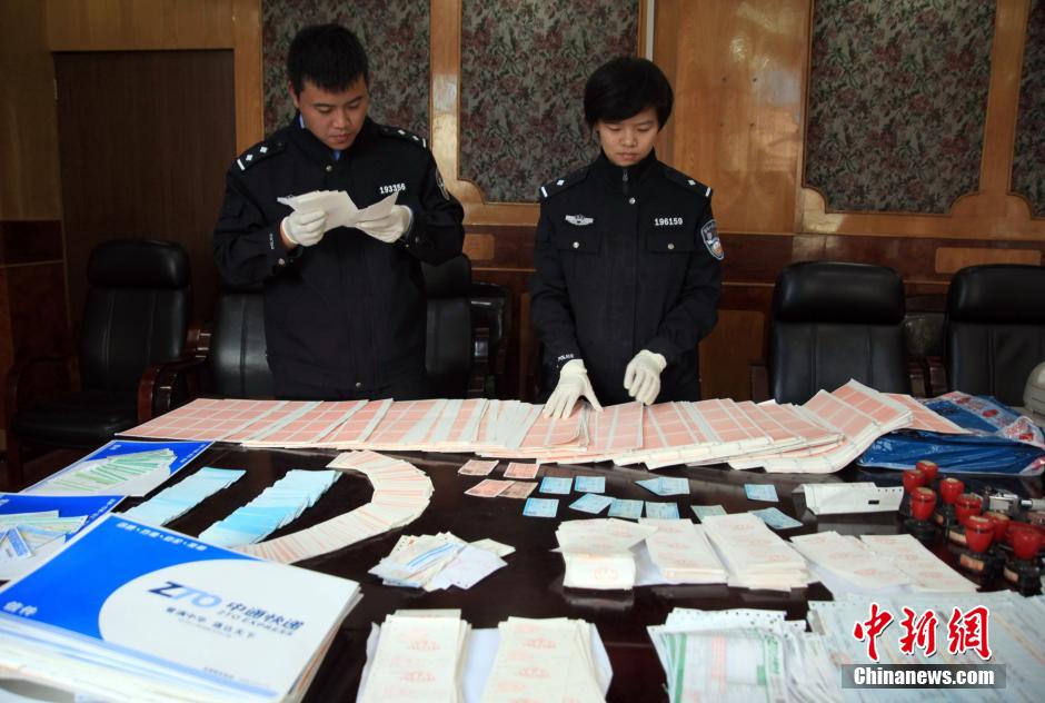 圖為查獲大量假火車票和制販工具（資料圖片）。