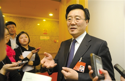 昨日，在十四屆人大二次會(huì)議順義代表團(tuán)全團(tuán)審議后，北京市人大代表、北京市常務(wù)副市長(zhǎng)李士祥接受記者提問(wèn)。新京報(bào)記者 浦峰 攝