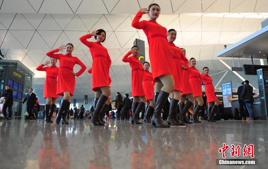 1月23日，機(jī)場(chǎng)工作人員在跳“快閃”舞蹈。