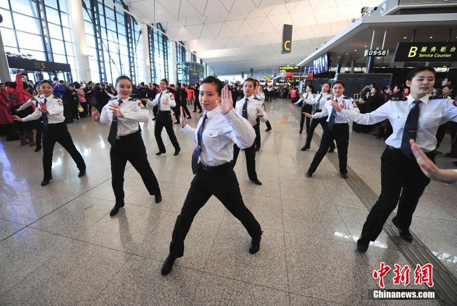 1月23日，機(jī)場(chǎng)工作人員在跳“快閃”舞蹈。
