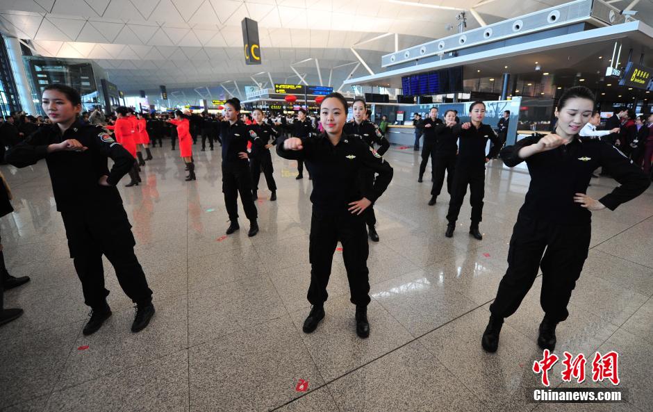 1月23日，機(jī)場(chǎng)工作人員在跳“快閃”舞蹈。