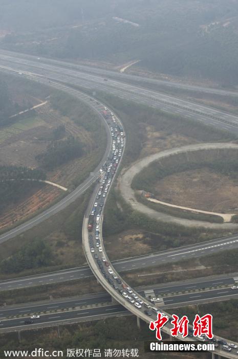 航拍春運(yùn)路況 廣河長深高速交界車隊(duì)綿延幾公里 航拍春運(yùn)路況 廣河長深高速交界車隊(duì)綿延幾公里