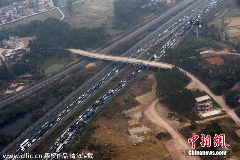 航拍春運(yùn)路況 廣河長深高速交界車隊(duì)綿延幾公里 航拍春運(yùn)路況 廣河長深高速交界車隊(duì)綿延幾公里