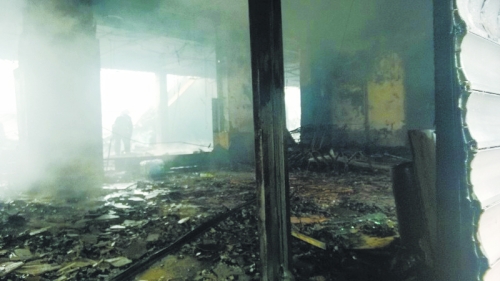 3.營業(yè)大廳棚頂坍塌，貨物成灰。