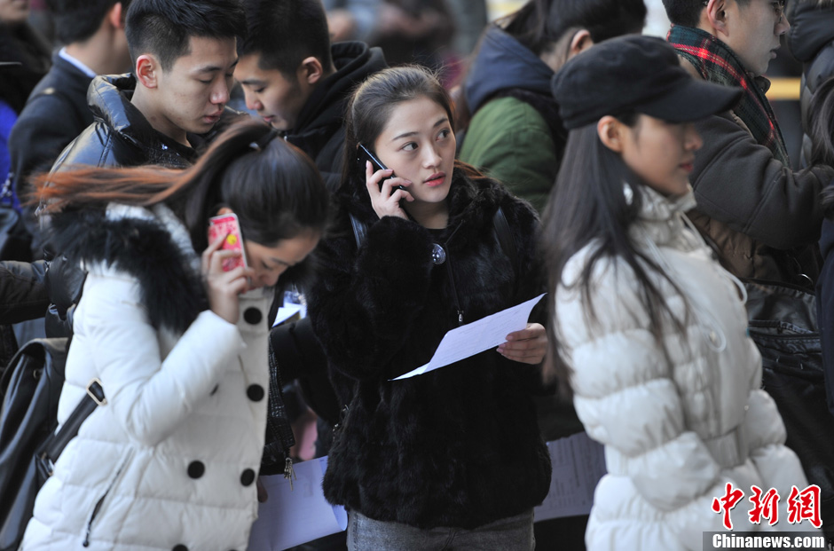 圖為表演系考生走出考場(chǎng)。