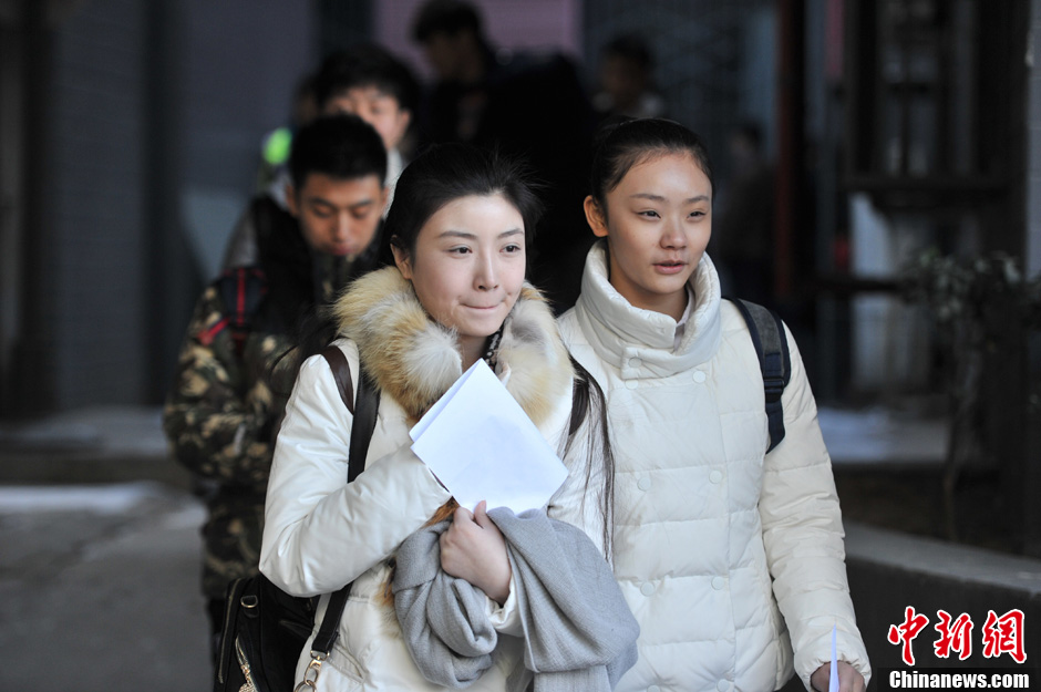 圖為表演系考生走出考場(chǎng)。