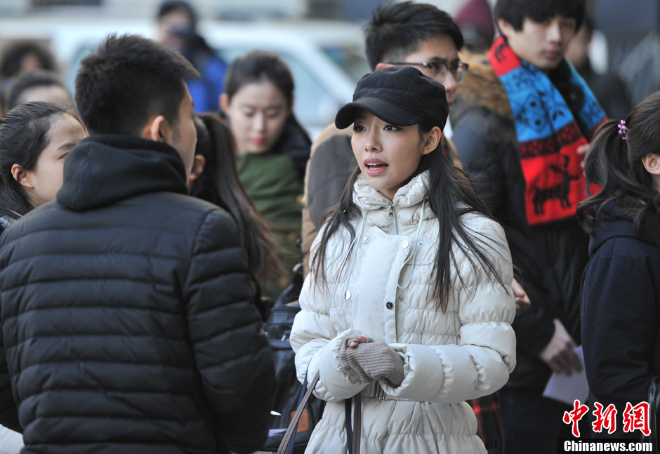 圖為表演系考生走出考場(chǎng)。