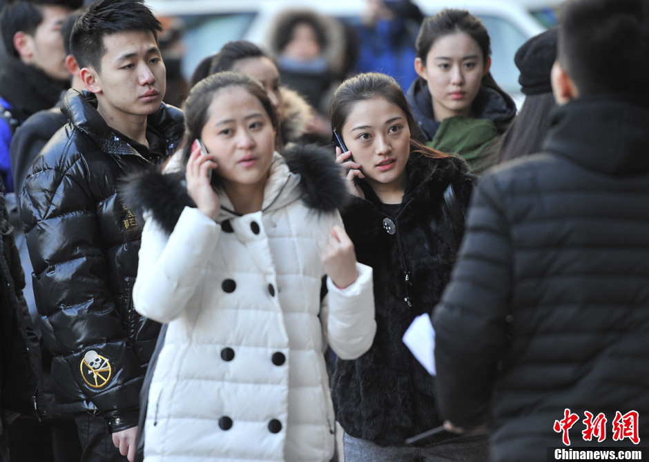 圖為表演系考生走出考場(chǎng)。