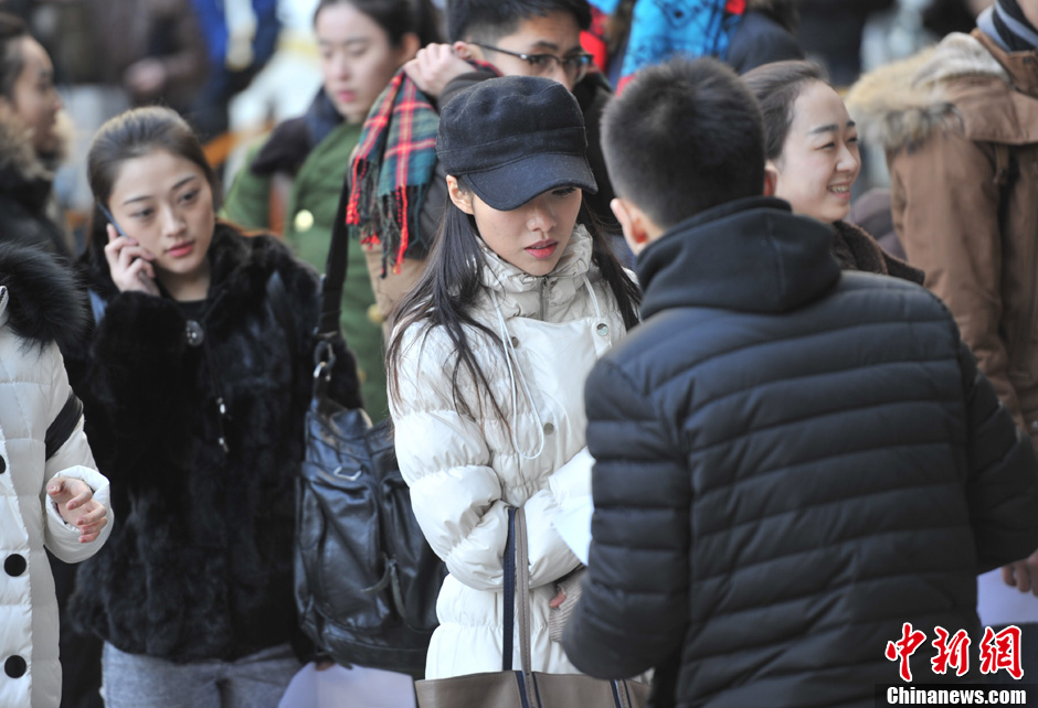 圖為表演系考生走出考場(chǎng)。