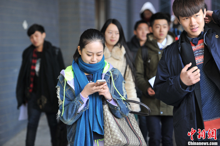 圖為表演系考生走出考場(chǎng)。