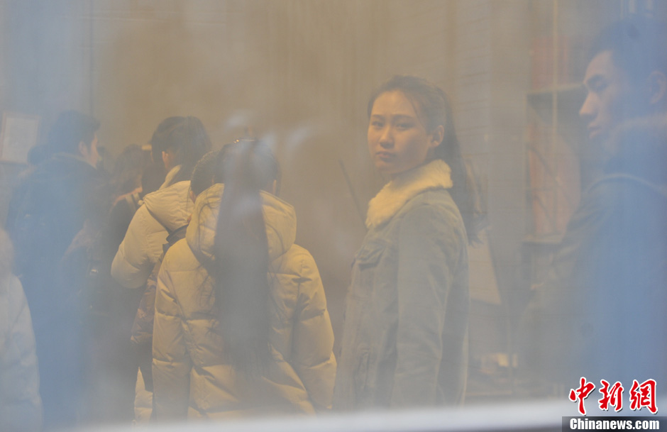 圖為表演系考生走出考場(chǎng)。