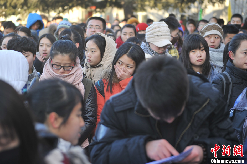 圖為報(bào)考現(xiàn)場(chǎng)。