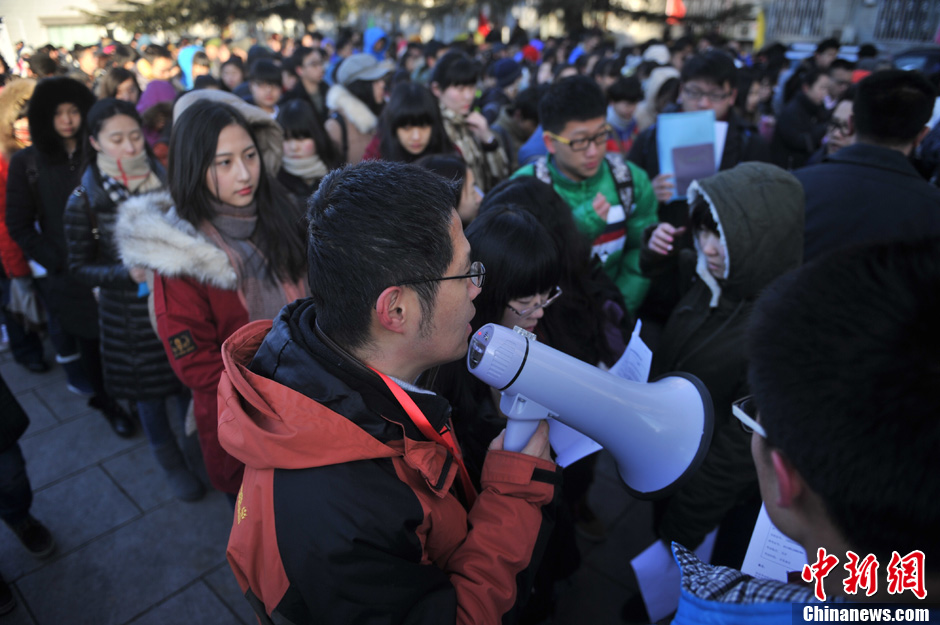 圖為報(bào)考現(xiàn)場(chǎng)。