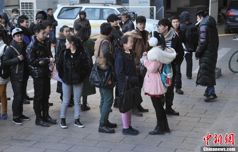 圖為表演系考生走出考場(chǎng)。