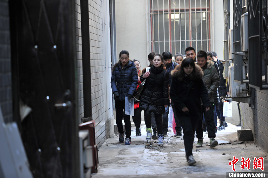 圖為表演系考生走出考場(chǎng)。