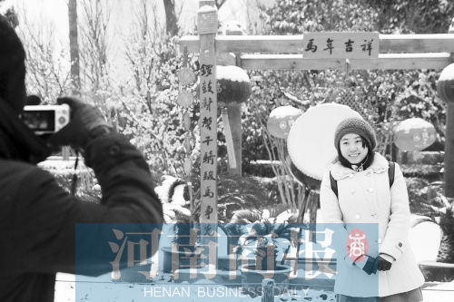 紫荊山公園里布置喜慶，引來不少游客合影留念。記者 楊東華/攝