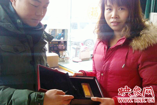 鄭州公交車長撿到價值3000元“金條”物歸原主 鄭州公交車長撿到價值3000元“金條”物歸原主