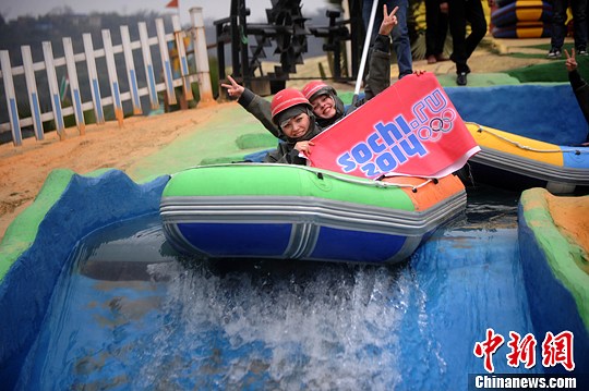 　圖為外國(guó)友人舉著標(biāo)語體驗(yàn)水上漂。陳超　攝