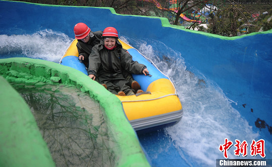 圖為外國(guó)友人體驗(yàn)水上漂。陳超　攝