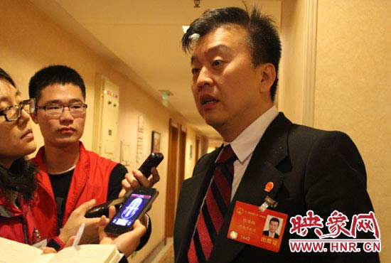 全國(guó)人大代表、中央電視臺(tái)綜藝頻道節(jié)目組主持人、河南省青聯(lián)榮譽(yù)副主席張澤群