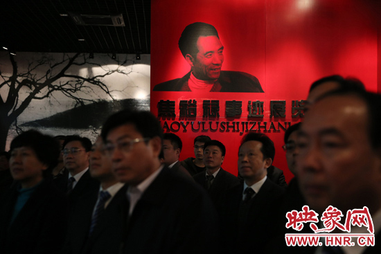 在焦裕祿紀(jì)念館，參觀的人絡(luò)繹不絕，一批批來(lái)自全國(guó)各地的黨員干部前來(lái)學(xué)習(xí)焦裕祿事跡